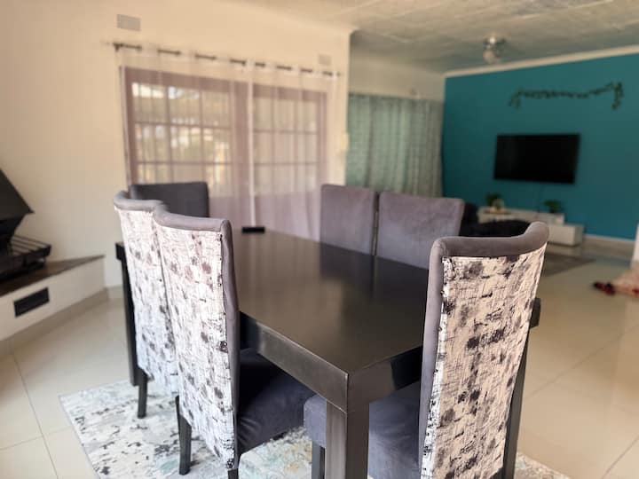 Secure, Peaceful 3‑bedroom Getaway With Aircon. - 가보로네