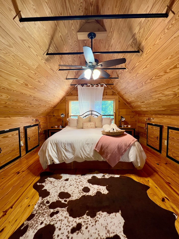 The Loft takes you back to your childhood and playing in a treehouse! Equipped with a King size Sleep Serta, essential oil pillow spray, chocolates by your bedside, water bottles, and a SWING, this space is fit for royalty.