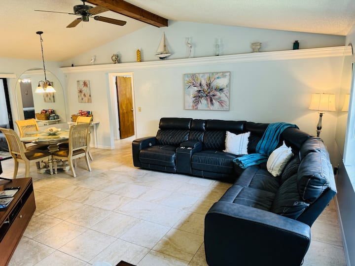 Great Outdoor Space ~ King Beds ~ Comfortable Home - Spring Hill, FL