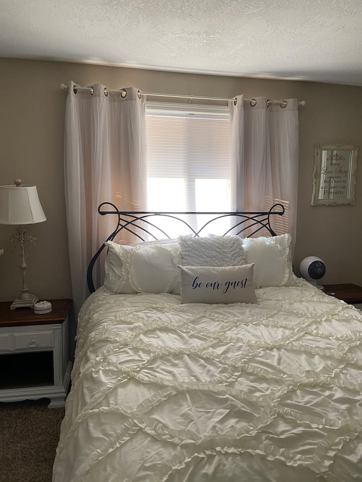 سرير «الجميلة والوحش» بحجم كوين مع غرفة ملابس تحتوي على خزانة ملابس صغيرة وشماعات وبطانيات إضافية وأغطية سرير. 