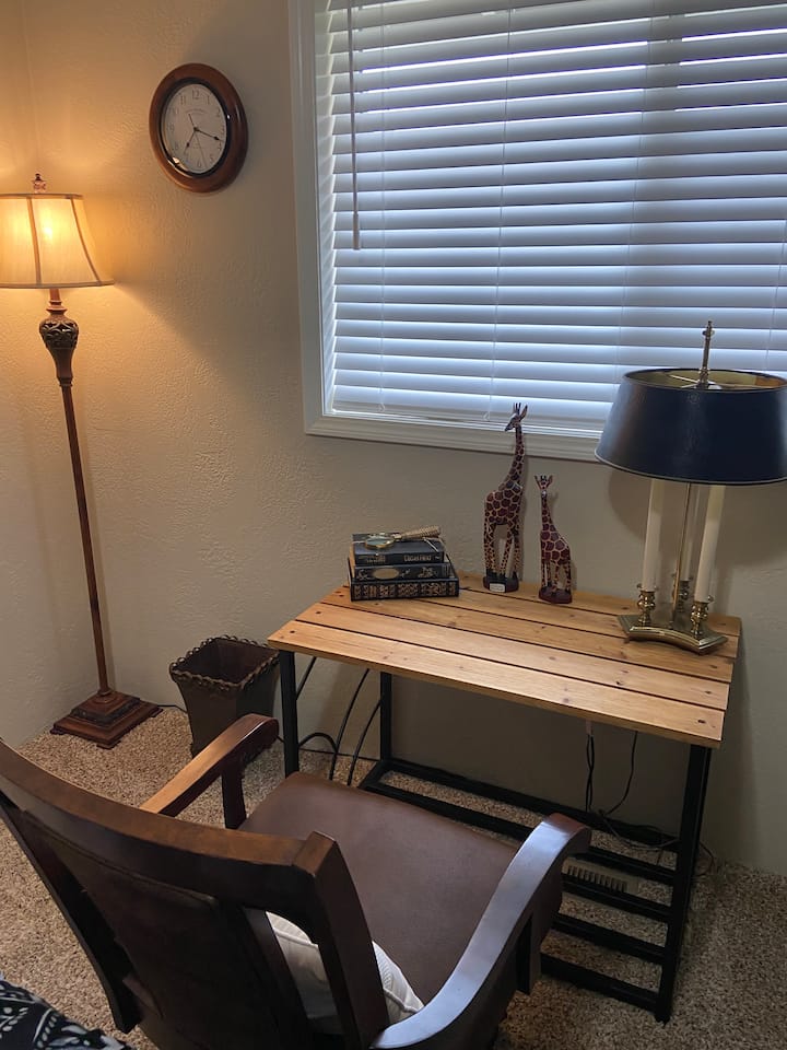 مساحة مكتبية مخصصة 