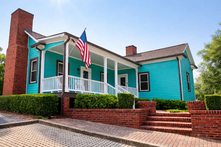 Charming Downtown Roswell Cottage - Sandy Springs, GA