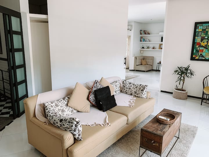 Artistic One-bedroom Apartment With Courtyard Pool - スミニャック