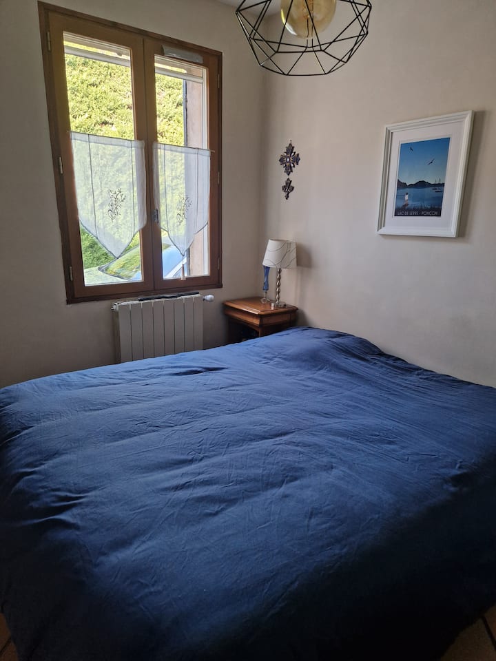 Bračna soba. Bračni krevet (širine 125-149 cm). Garderoba. Spavaća soba uz drugu kupaonicu .