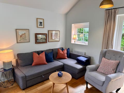 Top Airbnb: Unique 1-bed cottage with gated parking, Clifton in Clifton