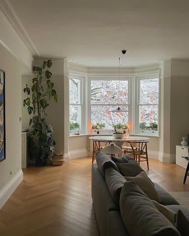 Contemporary, Cosy + Bright 2-bed Belsize/Primrose