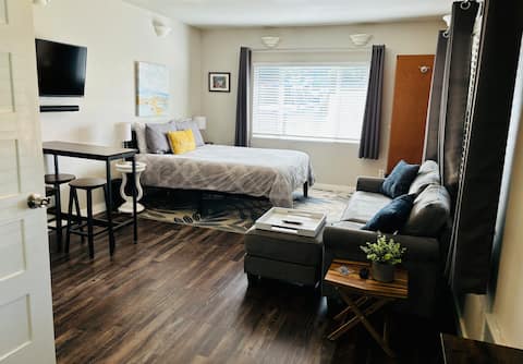 The Red Door Studio/Close to PSNS/Kitsap Way/Ferry