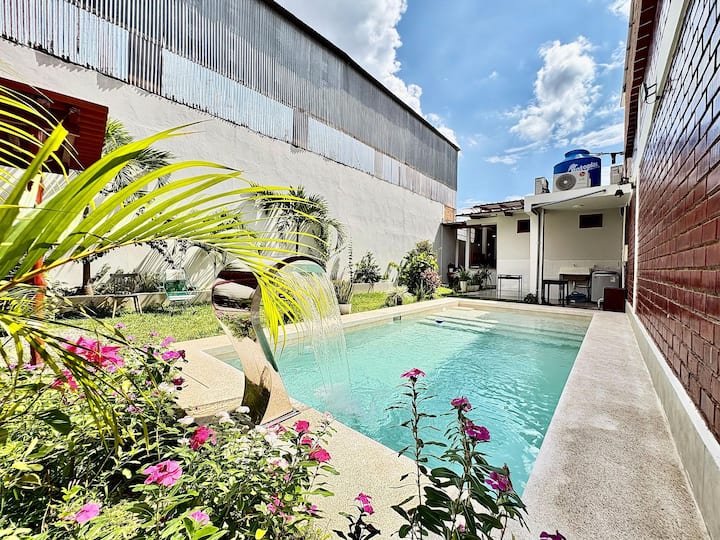 Private Pool. House 5 minutes from downtown. Large garden.