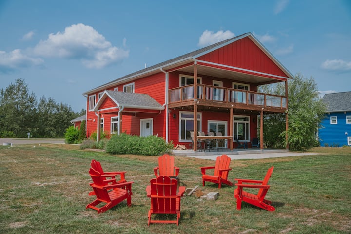 The Red Walleye: 22 beds on Big Fish Golf Course