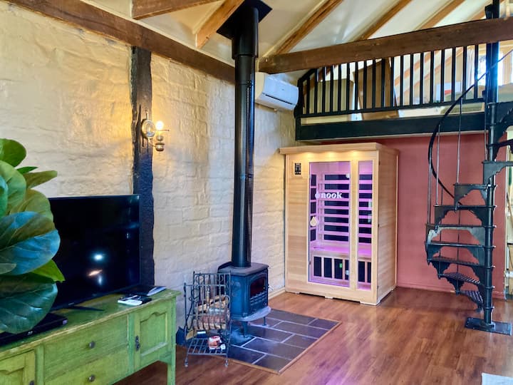 Whispering Vines Cottage - Private Sauna & Fire - Seville