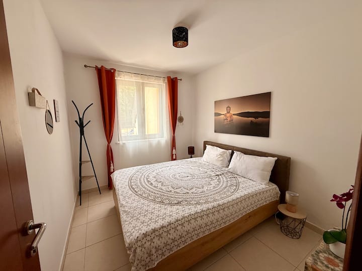 Schlafzimmer mit Queensize-Bett

( Matratze: 160 x 200 cm )