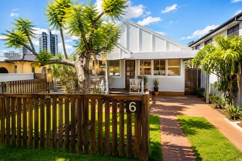 Boho Beach Lux at Burleigh Heads, Steps to Sand!