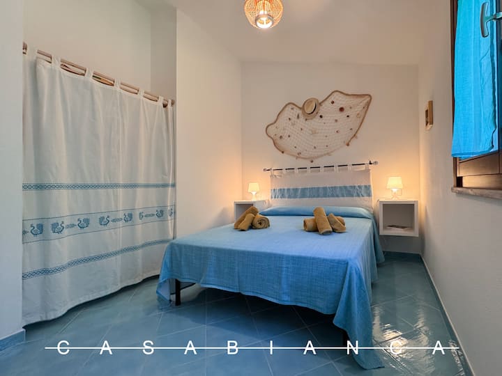 1号卧室配有一张双人床和一个内置衣柜。