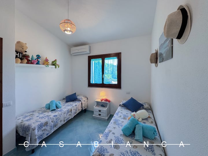 卧室配备2张单人床和儿童毛绒玩具