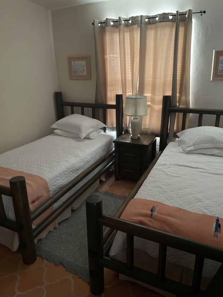 חדר השינה הזוגי, יש ארון, מגירות וכיסאות בחדר הזה, ממש מחוץ לטווח הראייה. התקנו גם וילונות האפלה.