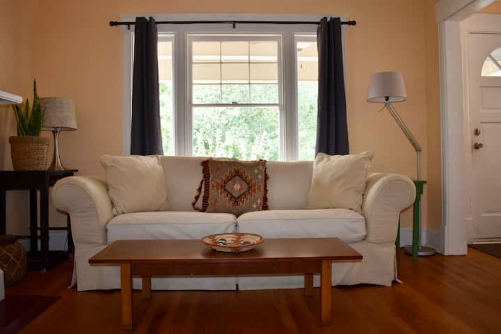 5-star Stay At Wyoming Street Retreat - Mission, KS