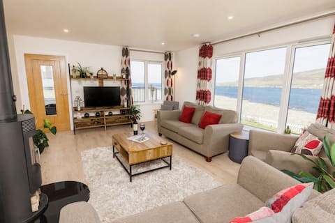 Modern Coastal Stay, Stunning View, Private Garden