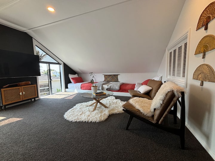 חדר שינה 5 - בסטודיו, למעלה מחדר המשחקים.  יש 4 מיטות יחיד והוא נמצא באותו חדר עם חדר שינה 4 שיש בו מיטה זוגית (ראו את חלוקת החדר בתמונה הקרובה)