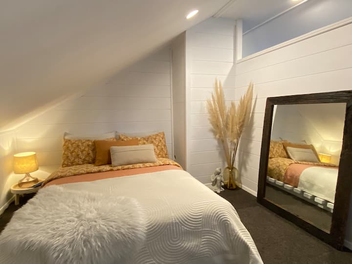 חדר שינה 4 - בסטודיו, למעלה מחדר המשחקים