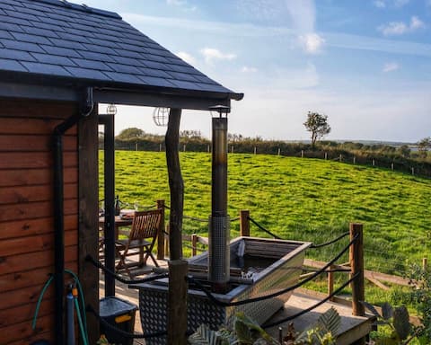 Cabin & hottub in Pembrokeshire @littlesladefarm