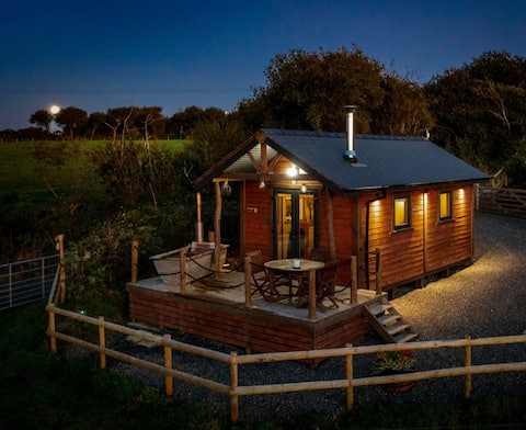 Cabin & hottub in Pembrokeshire @littlesladefarm