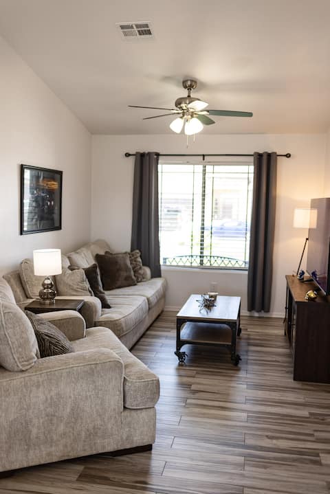 Top Airbnb: Modern Pet friendly Home, w/backyard/ trlr parking in Yuma