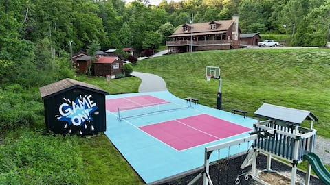 Weaverville Cabin | Pickleball+ Sleeps 32+ Hot Tub