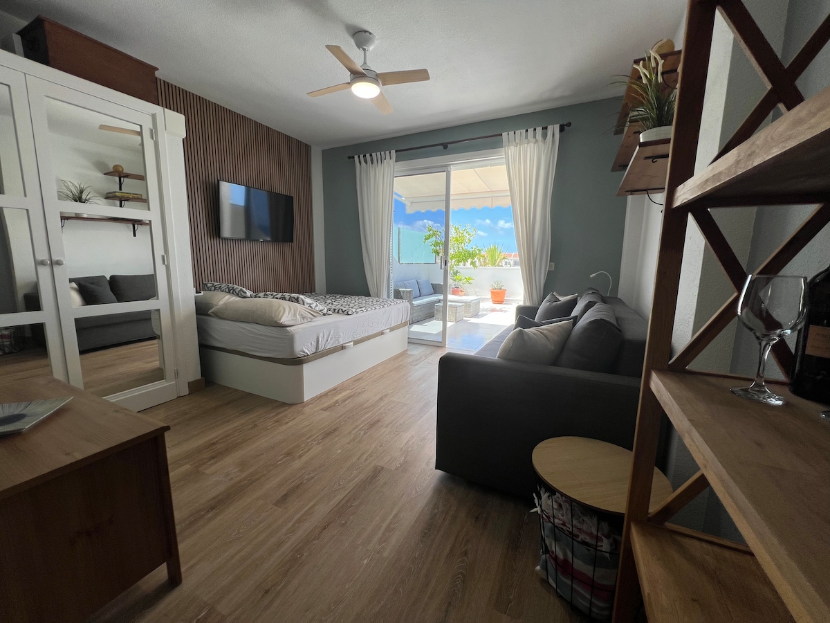 Top performing Airbnb: Large terrace overlooking the ocean, cozy studio in Adeje