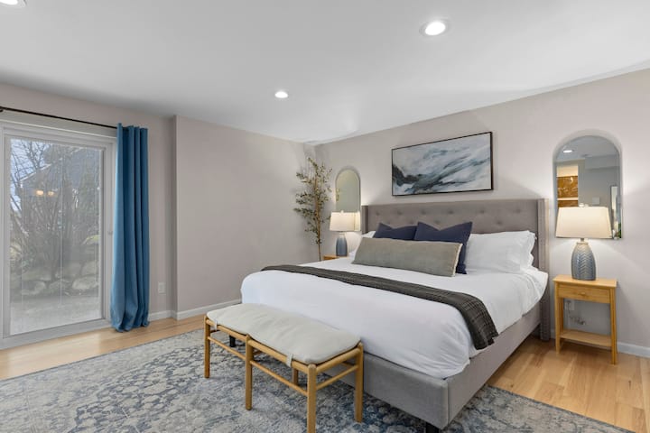 ادخل إلى جناحك الأساسي الذي يحتوي على سرير كبير الحجم وبياضات مريحة وديكور جميل لتشعر وكأنك في بيتك!