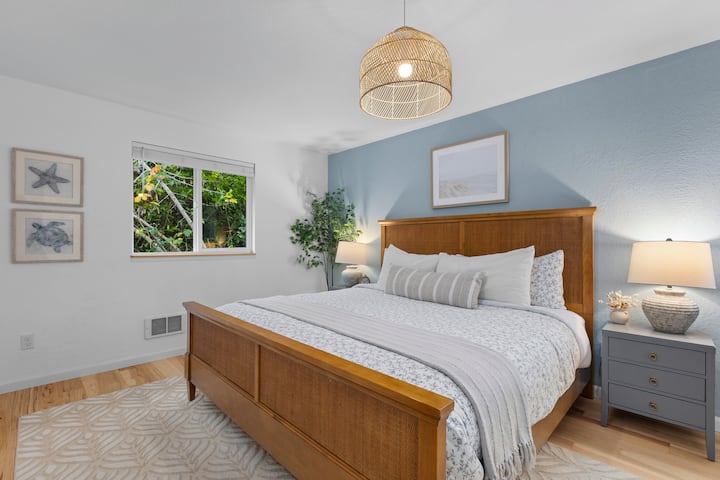 غرفة واسعة مع سرير بحجم كينج. 