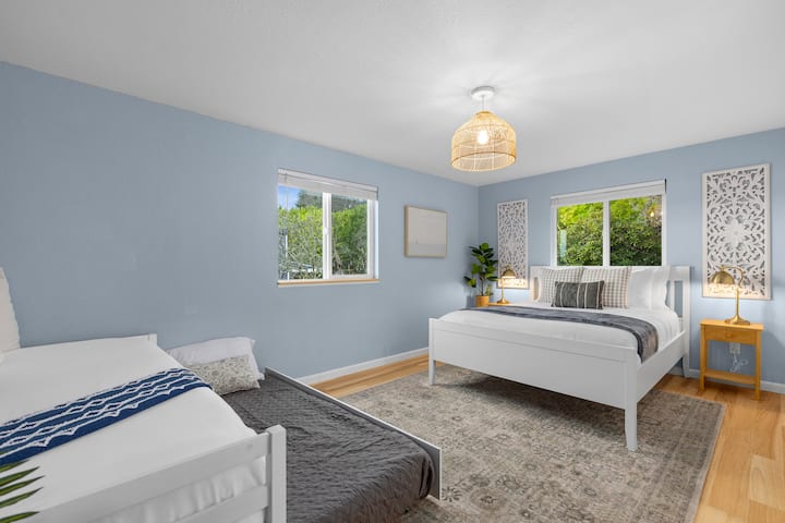 سرير بحجم كوين مع سرير تروندل. تستوعب الغرفة ما يصل إلى 4 أشخاص. 