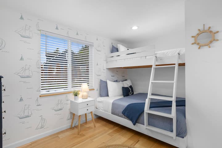 تقع غرفة النوم هذه في الطابق السفلي وتشمل سريرًا بطابقين كاملًا في الأسفل وسريرين بطابقين في الأعلى. هناك حتى قوارب شراعية لطيفة مرسومة يدويًا على الحائط!