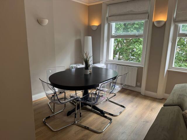 **Luxury 2 bedroom apartment in Knightsbridge** gallery image 2