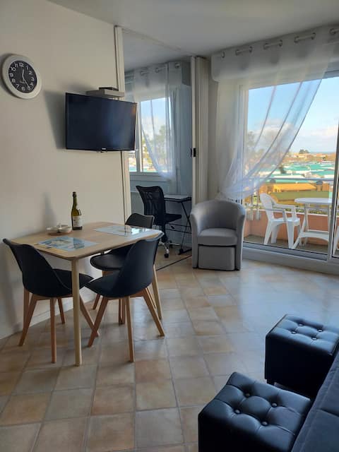 Top performing Airbnb: La Voguerie, apartment with balcony in a residence in Grandcamp Maisy