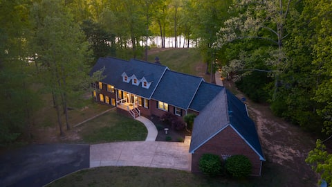 Gorgeous Waterfront Retreat 11 bed hot tub firepit