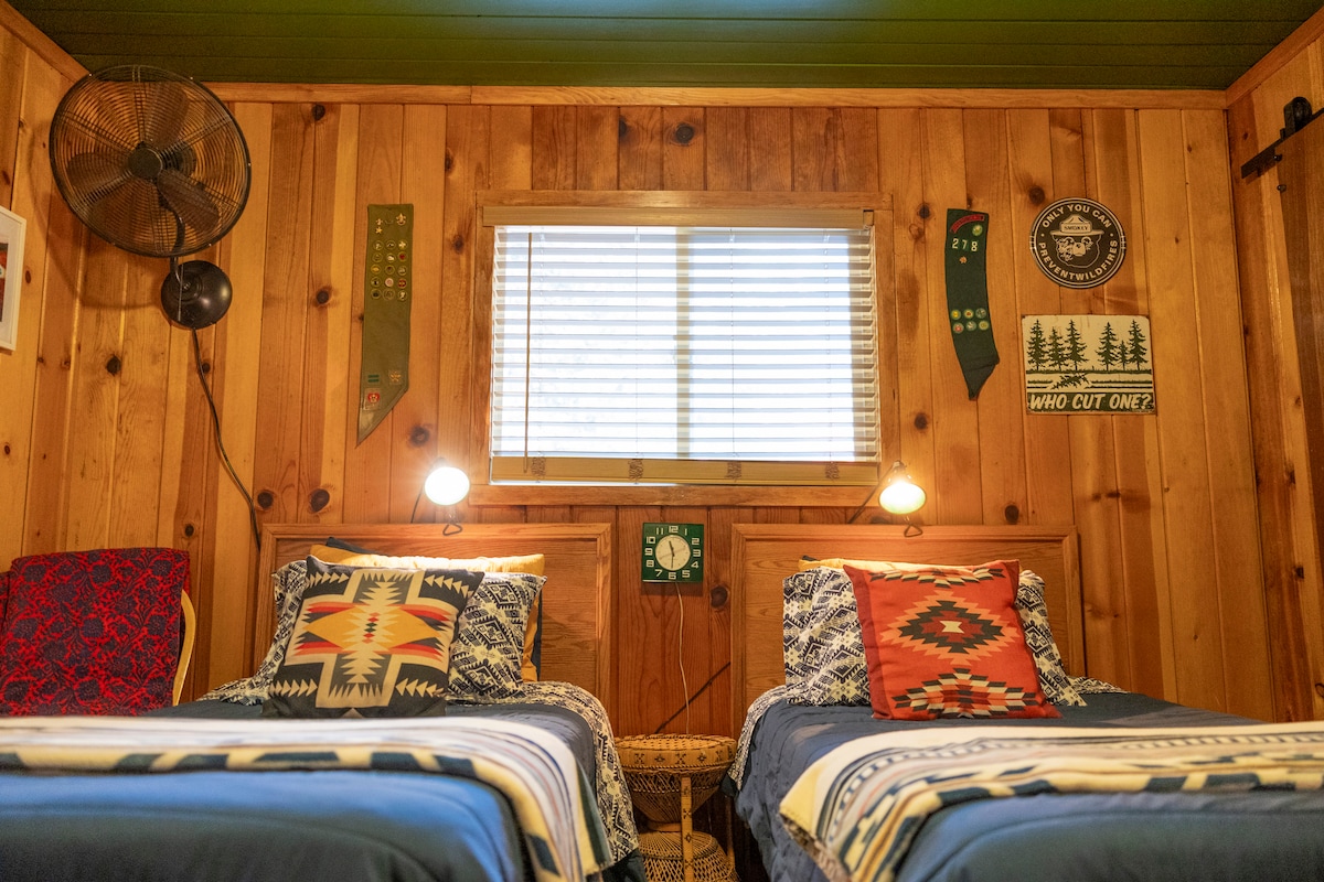 Táto izba má pocit, akoby ste sa vrátili do letného tábora! 
4 samostatné postele
Dve dvojčatá môžu byť na požiadanie pri rezervácii premenené na manželskú posteľ.
1 poschodová posteľ s dvomi dvojčatami! 
Určite obľúbené 