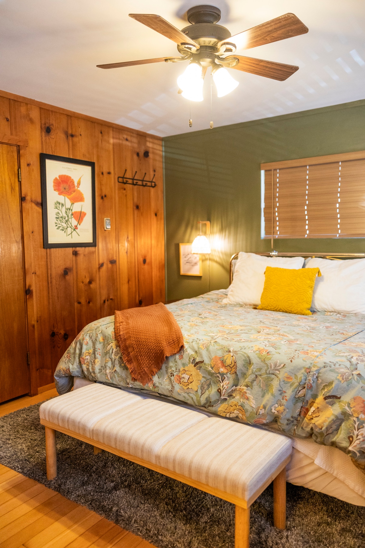 Táto izba sa pozerá na prednú stranu objektu a sedí vyššie...budete sa cítiť ako v dome na strome! 

Manželská posteľ - nový matrac s pamäťovou penou - veľmi pohodlné
4 vankúše s manželskou posteľou
Flanelové plachty na chladnejšie mesiace
Bavlnené obliečky na leto
