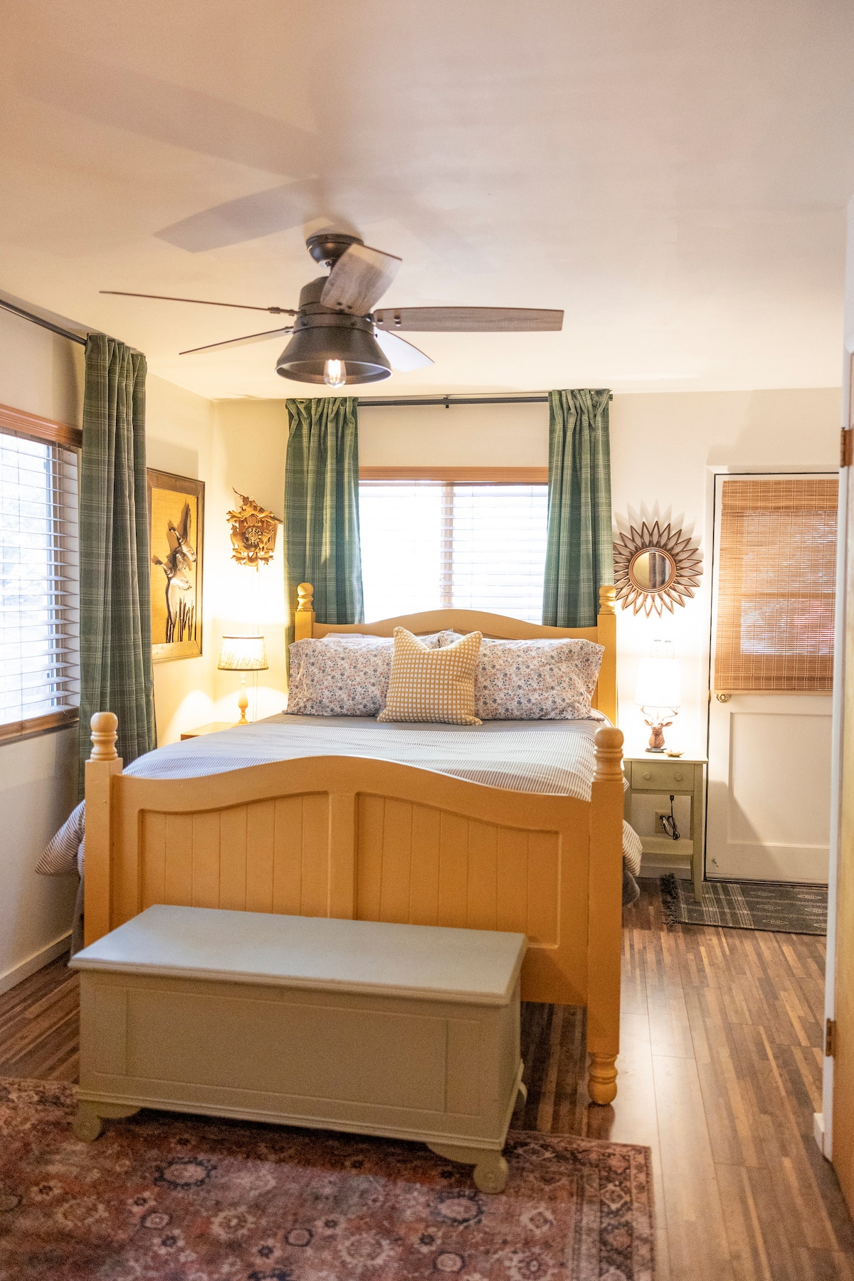 Táto spálňa sa pozerá do zadnej časti objektu a mnohokrát uvidíte jeleňa kráčať po ich chodníku! 
Manželská posteľ s útulnou posteľnou bielizňou
Flanelové plachty v zime a bavlna v lete
4 vankúše s menšou manželskou posteľou!
Dvere do exteriéru pre chladný vánok! 