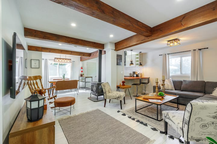 Cozy Lakeside Cottage Getaway, W/ Private Hot Tub - Georgina