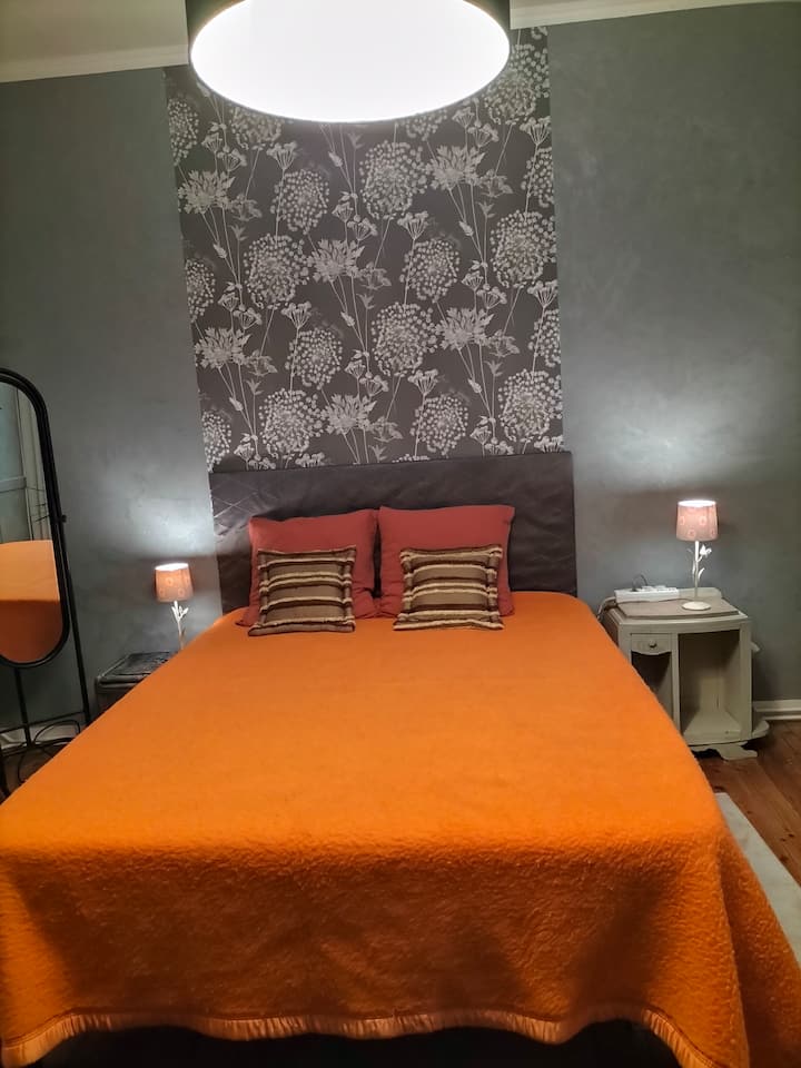 Spálňa 27 m2  cca. Veľmi veľká posteľ.