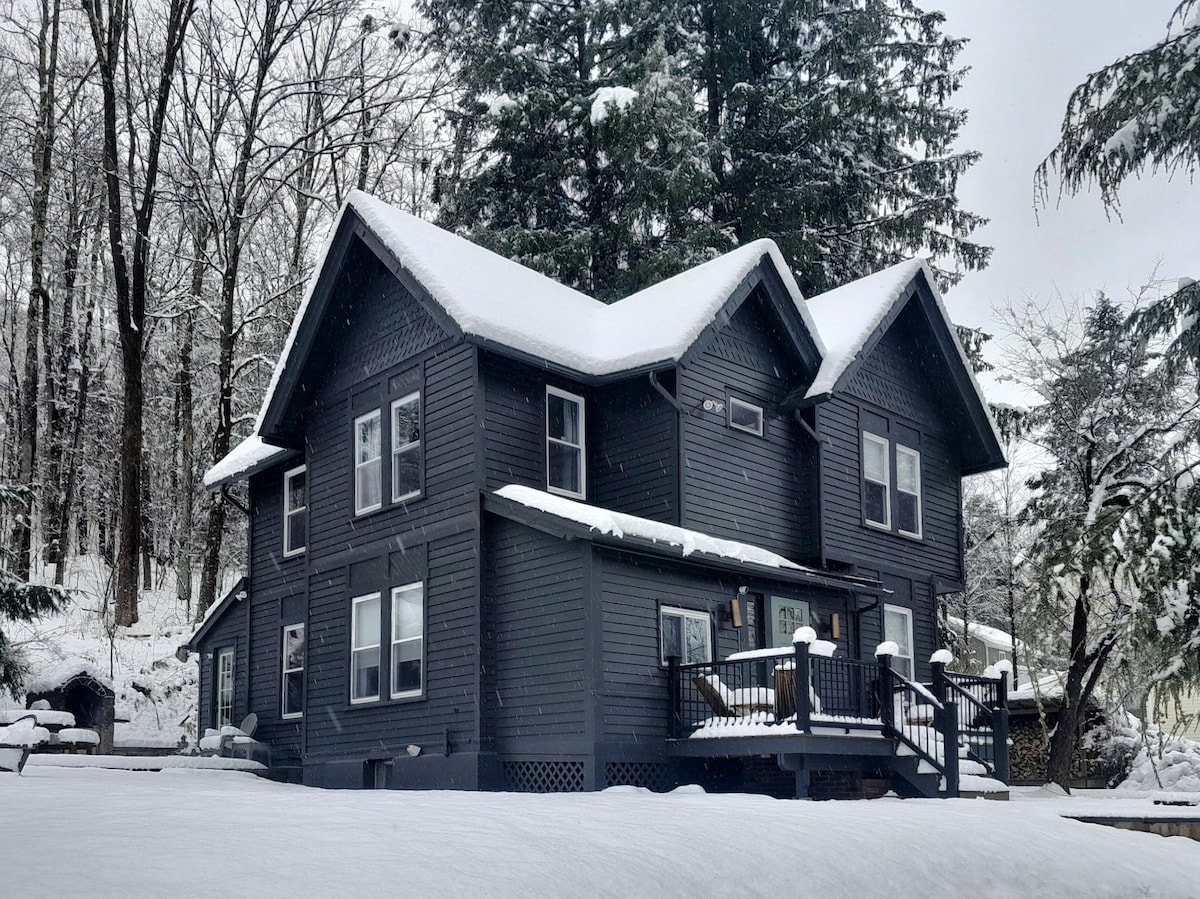 Charming Victorian Ski Cottage at Belleayre Mtn - Cottages for