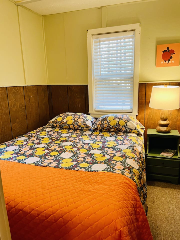 Bedroom #1 (Queen bed)