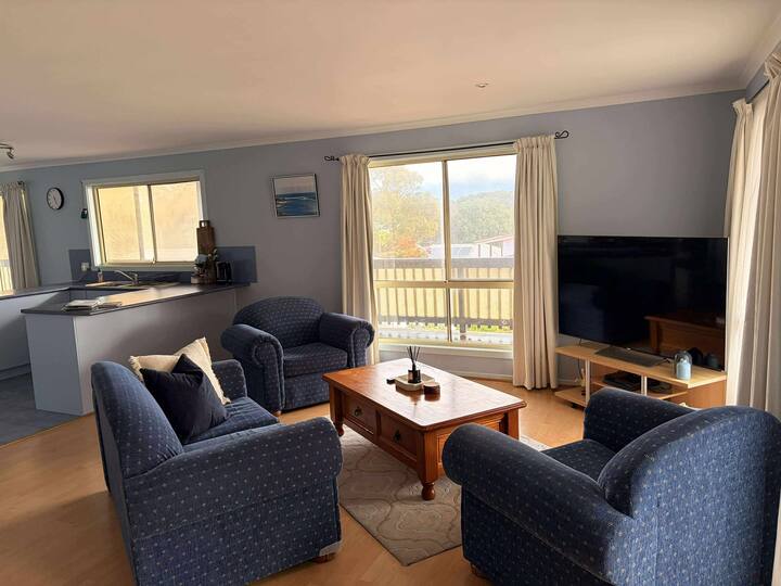 3 Bedroom House With Wraparound Deck, Ocean Views - Lakes Entrance
