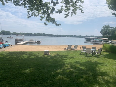 Lakefront House - Beautiful views and large beach