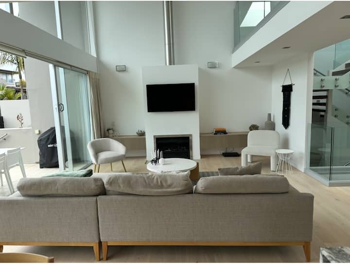 Executive Large Home With Heated Pool - Auckland