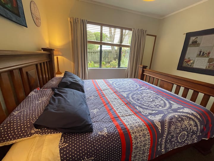 Cosy Double Bedroom Within Tidy, Clean Townhouse