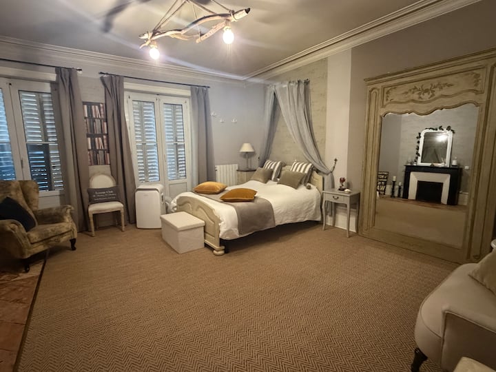Grande chambre double de charme avec son imposant miroir et son lit queen size