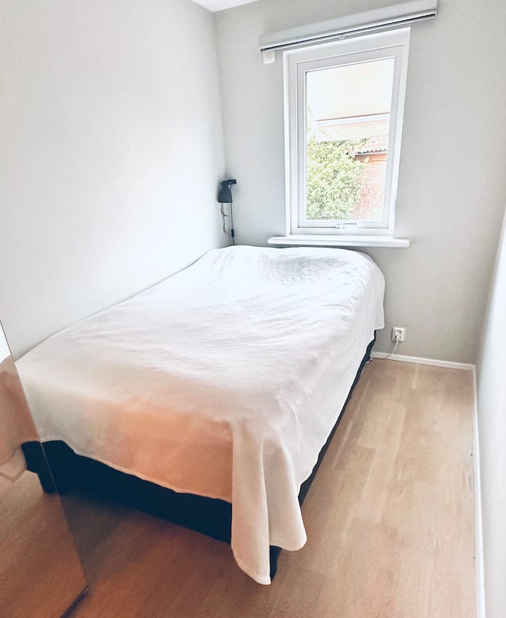 Sovrum nr 3 med en 120 cm säng.