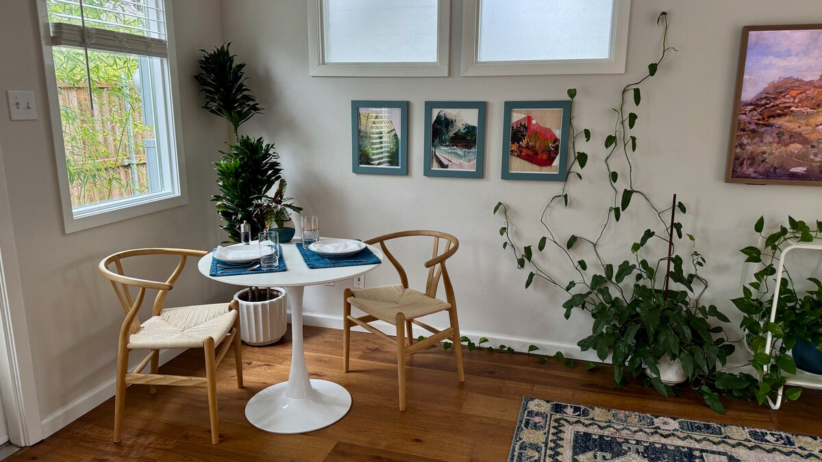 Sunny Backyard One Bedroom Apartment in Hyde Park