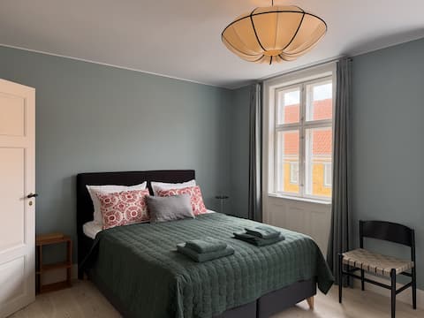 Successful Airbnb property: Central location on the 1st floor in a renovated townhouse in København